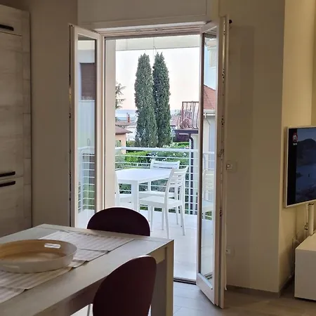 View - Nuovo Con Solarium Vista Garda (Verona)