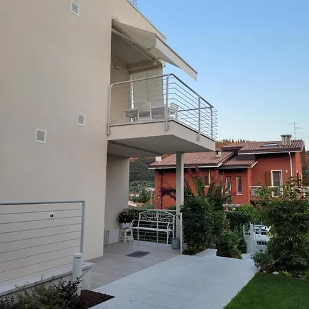 View - Nuovo Con Solarium Vista * Garda (Verona)
